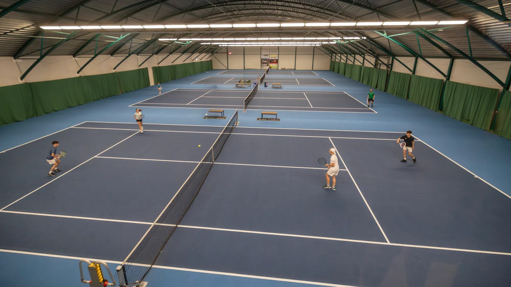 Tennishal Roosendaal YUNIQQ - indoor tennishal met 4 banen