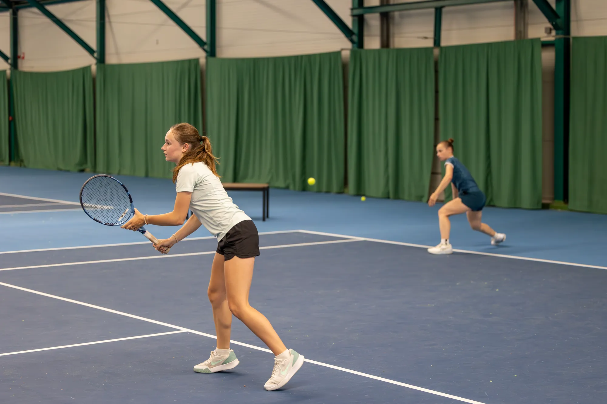 Tennishal Roosendaal, 4 indoor banen van topkwaliteit bij YUNIQQ Tennis Academy
